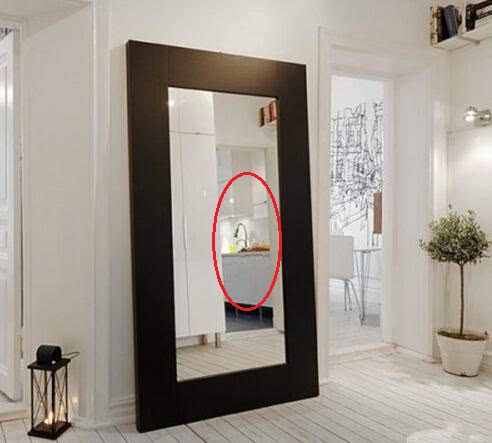 卧室是人们休息的场所,若是将镜子对着卧室门,当人们夜晚起来喝水或是